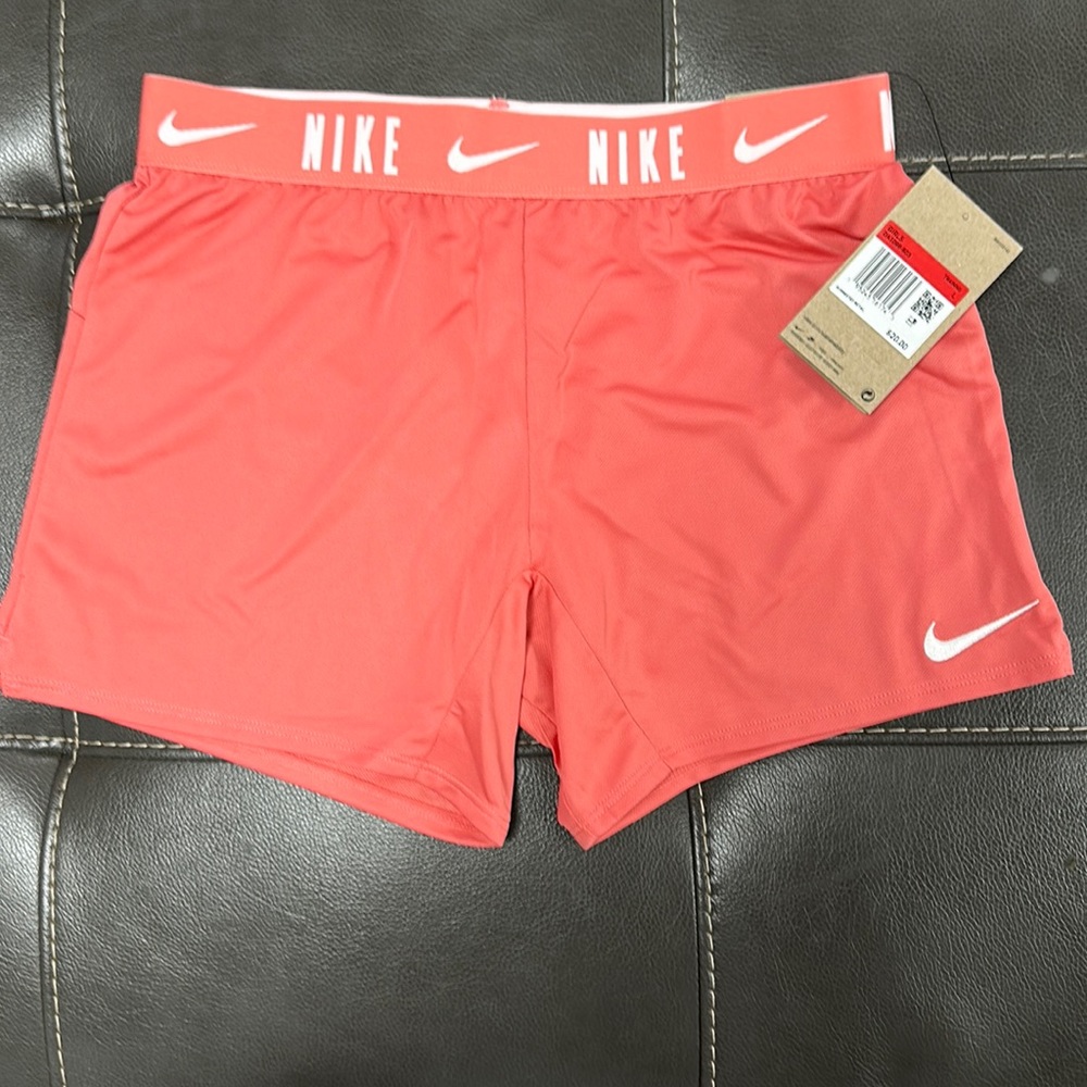 Girls standard fit Nike shorts *coral*